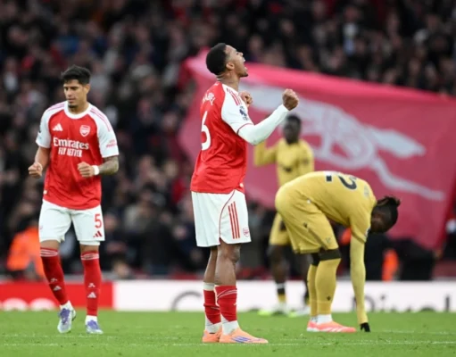 Arsenal se levanta con el triunfo y brindó el estreno de Piero Hincapié