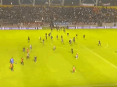 ¡REPUDIABLE! Hinchas del D. Quito invadieron la cancha y agredieron a jugadores de Mineros