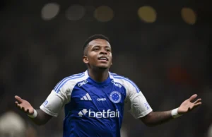 Un golazo de Keny Arroyo encaminó a la goleada de Cruzeiro