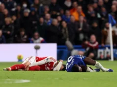 Moisés Caicedo fue expulsado por dura falta en el encuentro de Chelsea con Arsenal