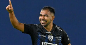 Junior Sornoza se disculpa por la expulsión ante Rosario Central