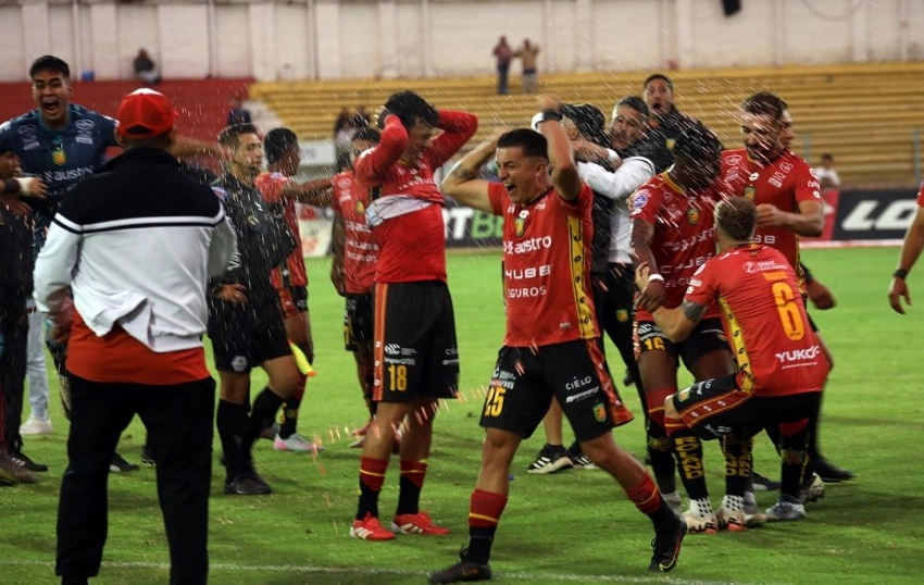 Deportivo Cuenca propina goleada a Emelec y logra el boleto a la Sudamericana