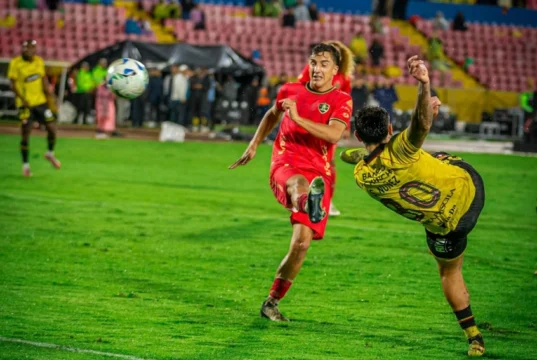 Barcelona se quedó con la ‘Noche Amarilla’ en Quito ante Aucas