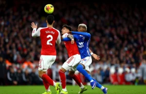 Arsenal con Piero Hincapié venció a Sunderland que hizo debutar a Nilson Angulo