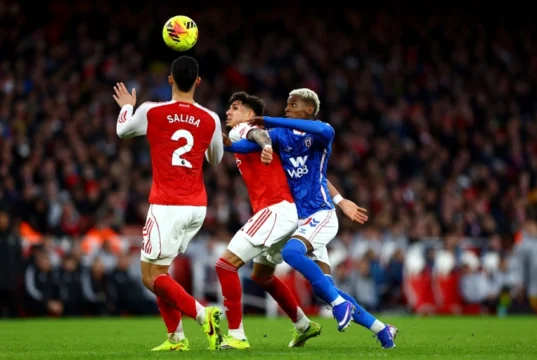 Arsenal con Piero Hincapié venció a Sunderland que hizo debutar a Nilson Angulo