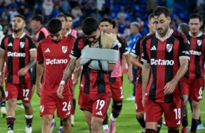 Kendry Páez lesionado del hombro en derrota de River Plate