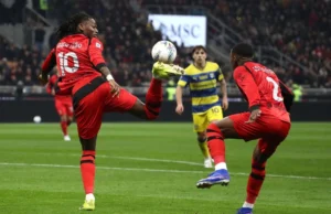 ¡SIGUE SIN DESTACAR! Pervis Estupiñán jugó 62′ en derrota de AC Milan