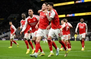 Piero Hincapié fue titular en aplastante triunfo de Arsenal en el ‘Derby’