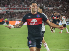 Aunque aún no debutó Kendry Páez le fue mal a River Plate en casa