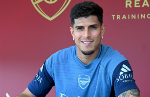 Arsenal hará uso de la compra de los derechos deportivos de Piero Hincapié