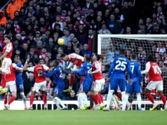 Hincapié marcó un autogol, pero le ganó el duelo a Moisés Caicedo