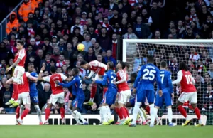 Hincapié marcó un autogol, pero le ganó el duelo a Moisés Caicedo