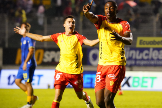 ¡LA RACHA NO PARA! Aucas se impuso en casa a Delfín