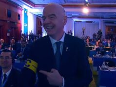 Gianni Infantino recibe la cinta conmemorativa de la CONMEBOL