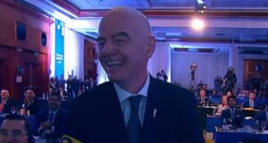 Gianni Infantino recibe la cinta conmemorativa de la CONMEBOL