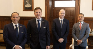 Presidentes de la FEF, FIFA y CONMEBOL visitaron el Palacio de Carondelet